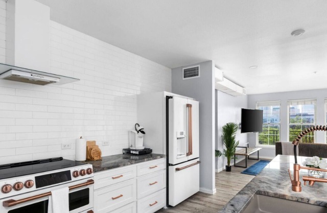 Hip Spot sur East 6th Street. Parfait pour les voyages de groupe! Vues du centre-ville + piscine