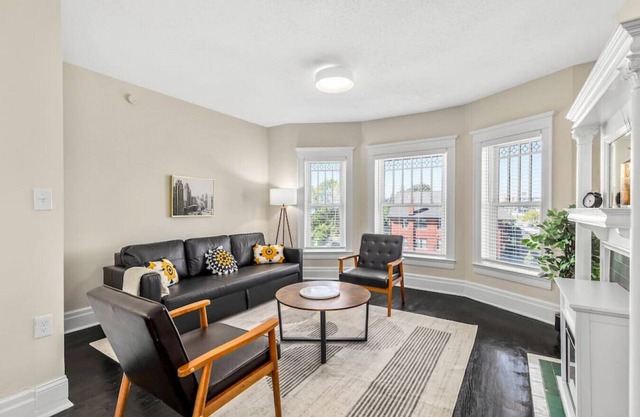 Unit 5 · Historic Brush Park 1 BDRM Apt w Workstation