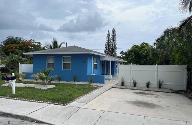Unit B - Freshly Remodeled 1/1-Close to everything!