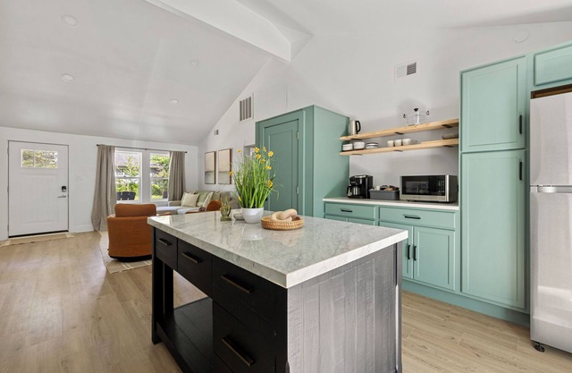 (Unit B) Lakeside Home Close To Private Association Beach!