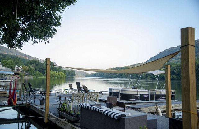 Unit EYE | Couples Hideaway! Reconnectez-vous / Détendez-vous sur la rivière!