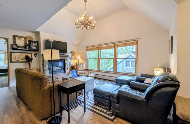 Jack Pine 8007 Deux grands lits, Promenade en pente, WIFI GRATUIT, Vue sur la rivière Run Run By SummitCove Lodging