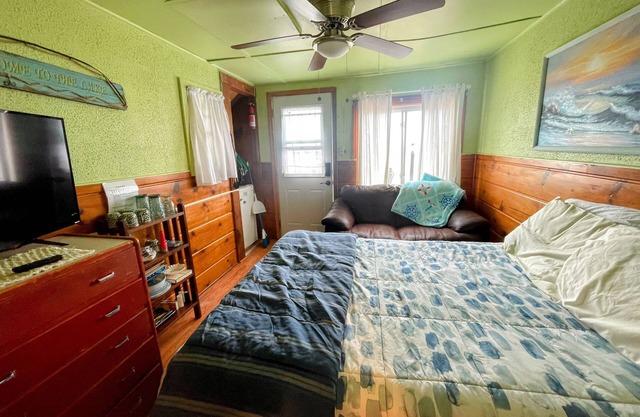 Unit #3-The Lazy Fish- Stand alone motel room type cabin on the beach!