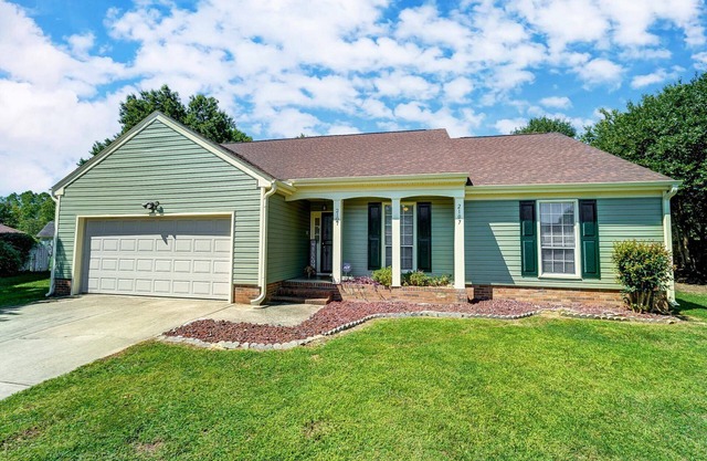 University City Villa - Near UNCC,& PNC, Large Yard, Patio, Pet Friendly, -15% 3+ Nights till 4/30!