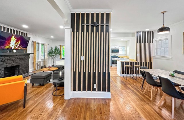 University Heights Renovated Home -King bed ,4-bedroom with WIFI, fitness room