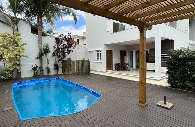 Une maison à voir absolument avec piscine!
