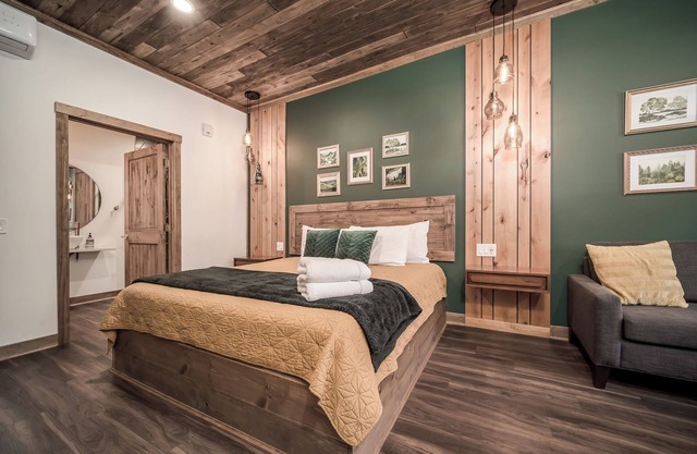 King Bed | Walk Everywhere | Fireplace