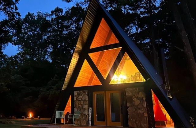 Fur Moms Book Dog-Friendly Fam A-Frame Near Lake!