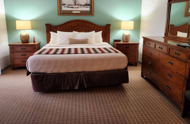 Unplug & Unwind in this beautiful 2BDR townhome @ Rumbling Bald in Lake Lure