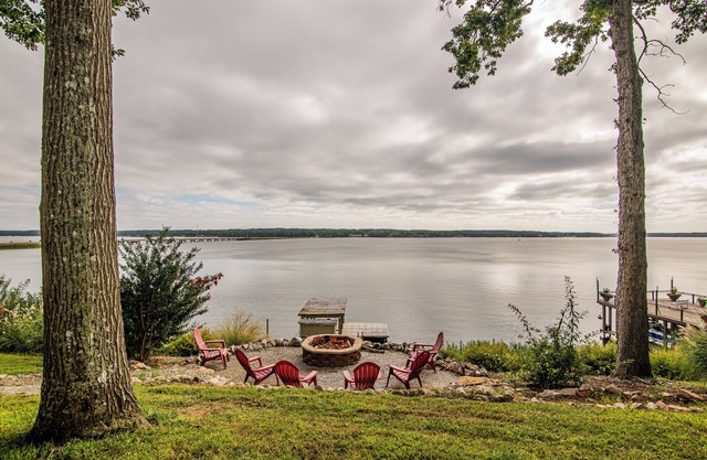 Unsalted View-topia: main lake home 1 mile from stores/restaurants