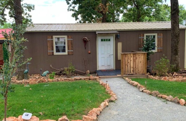 "Unwind and Embrace Nature's Serenity at Creekside Cabins: Your Idyllic Retreat!