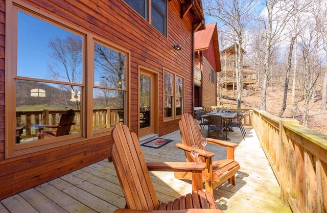 3BR / 3. 5BA Luxury Mountain Home avec une vue magnifique, bain à remous, table de billard, suites king, finitions de luxe