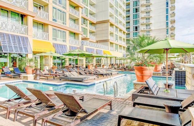Unwind and Relax! Spacious Ocean Front Unit w/ Full Kitchen, Onsite Pools!