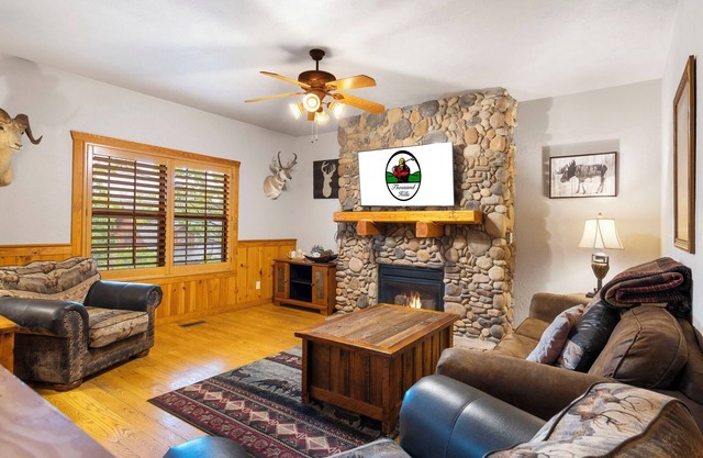 Unwind and Relax! Walk-in Log Cabin with Gas Fireplace and Screened Balcony