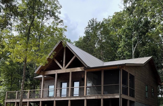 Unwind at a new modern log cabin, stunning Lake Views, 3 miles from City Harbor