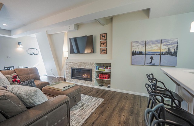Cozy 2-Bedroom Suite w/ Hot Tub & Ski-in/Out