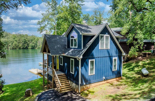 Unwind at Lakey McLakehouse on Lake Santeetlah