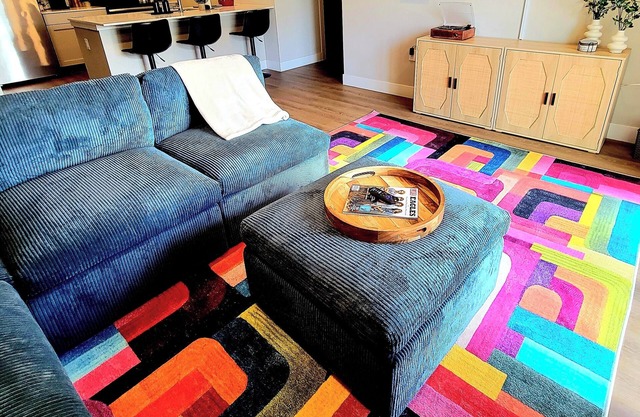 Your 1 bed 1 bath Deluxe Apt, Centrally Located, Heated Pool, Near Bike Trails, AMP + Free Parking