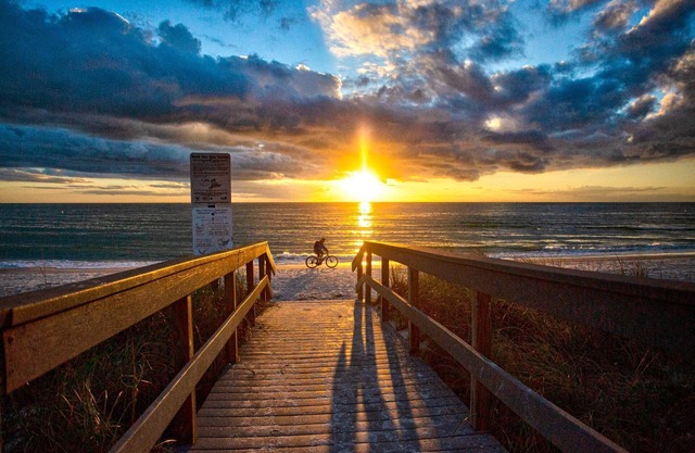 Unwind in Studio Cottage, Steps From the Beach, Heated Pool and a Short Walk to Johns Pass Village.