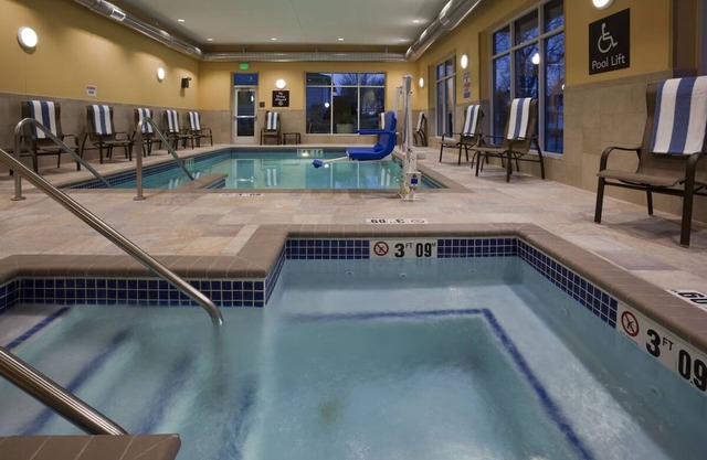 Unwind in Style and Comfort! 3 Convenient Units, Kitchen!