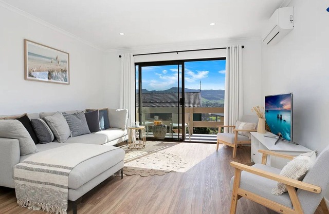 Unwind – gem with beautiful hillside views