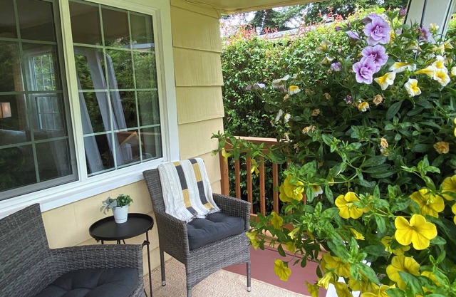 UO, Hayward 8 blocks, Duck Families Welcome, Kitchen, Quiet, Cozy, Private Yard