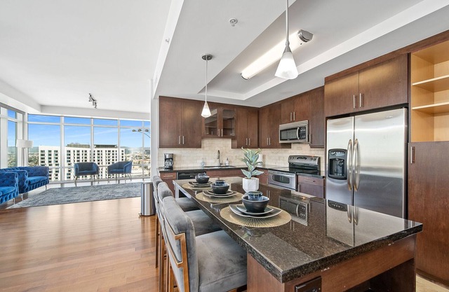 Up scale Home downtown LA with Staplescenter views
