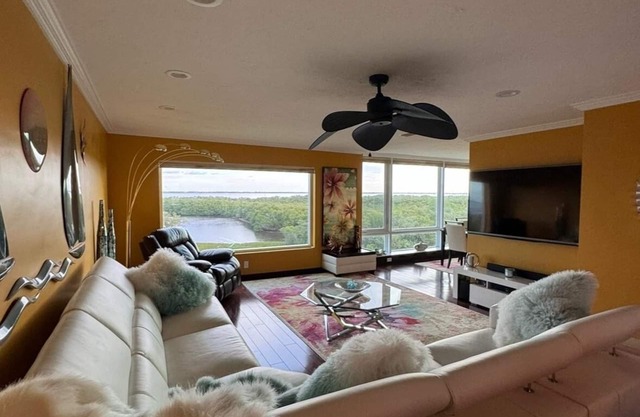 Updated 2-bedroom pet friendly condo with stunning Bay views in Longboat Key