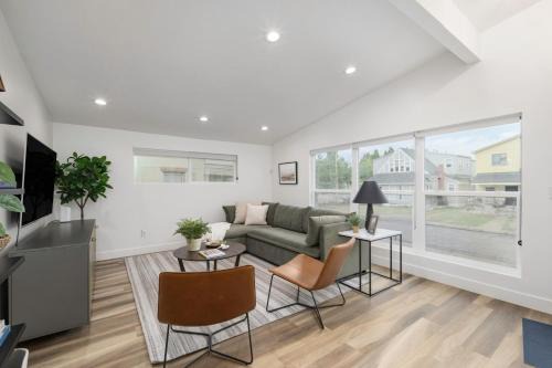 Updated 2BR 1BA Flat Steps from 25th Street Fun