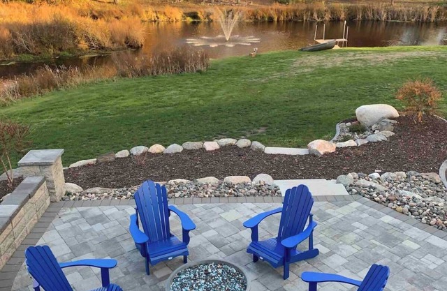 Updated 2BR, Pool Table-Movie Theatre-Hiking trails-Fountain-ERX motor park