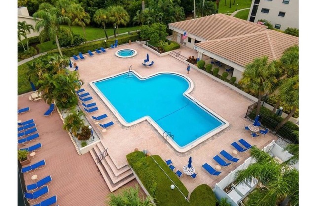 Updated 2nd floor 2/2 Condo just 5 minutes to top-ranked St Pete Beach