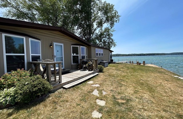 Mise à jour de 3 chambres; Maison de 2 salles de bain sur le lac Portage! 12 couchages!