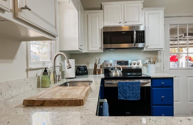 Updated 3Bed/2Ba in Private Gated Lake & Golf Community
