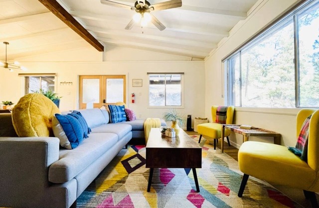 Updated 4BR/2BA Cabin, Close to Midtown, Hot Tub