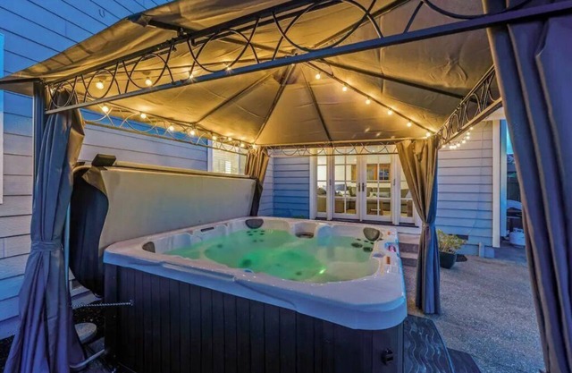 Updated 5 BR house w/ hot tub - 5 min walk to downtown!