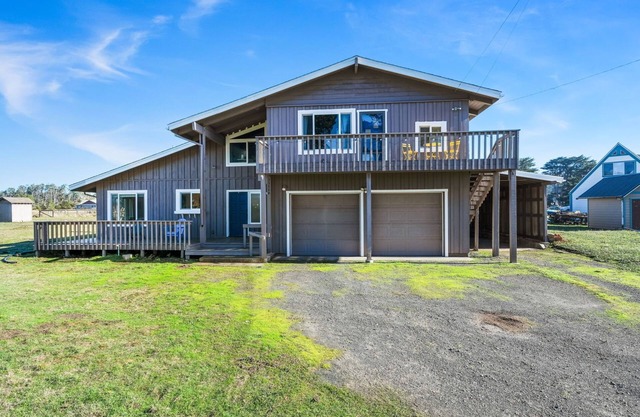 Luxurious pet friendly villa with Wifi, Hot Tub, ocean view, firepit & game room