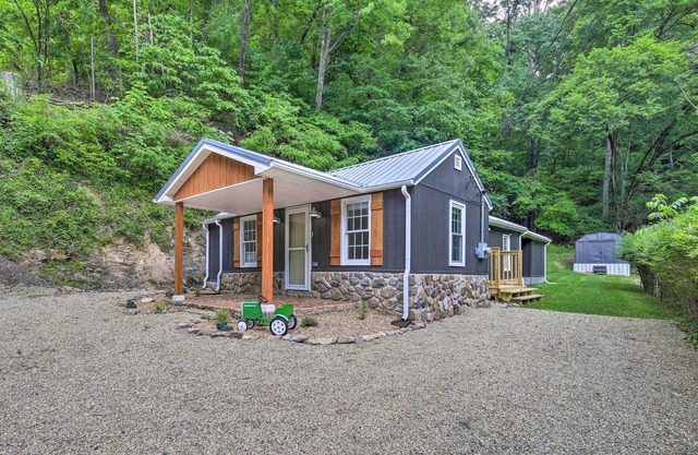 Updated Bristol Retreat ~ 2 Miles to Downtown!