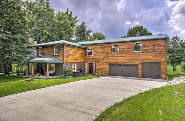 Updated Buckeye Lake Retreat w/ Game Room!