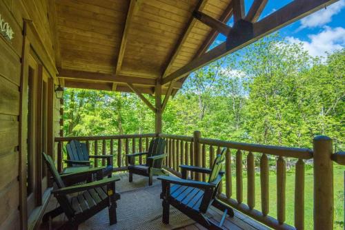 Updated Cabin Mins from Downtown West Jefferson- Hot Tub, Porches, Dogs OK