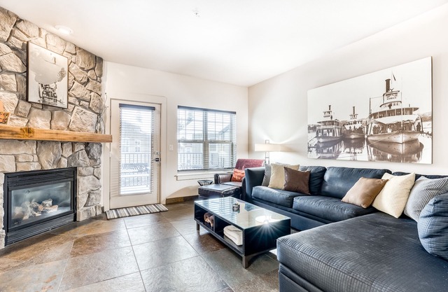 NOUVELLE LISTE! Condo moderne et mis à jour avec piscine / spa communs, accès facile au ski