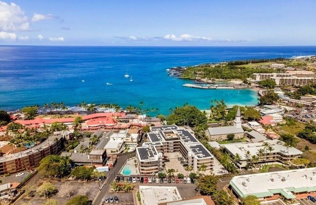 Updated condo with air conditioning in the heart of downtown Kona.