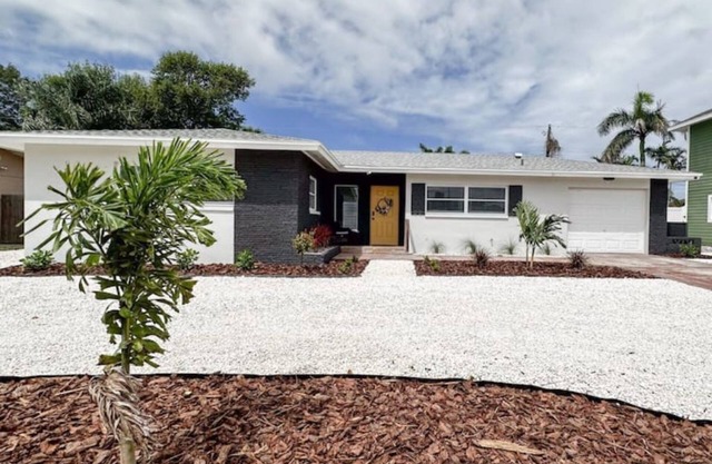 Updated Cozy & Tropical Home / 2 Miles to Beach / Quiet Neighborhood