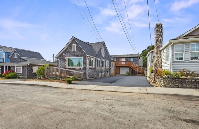 Updated Home One Block to the Promenade! Pet-Friendly with Guest House