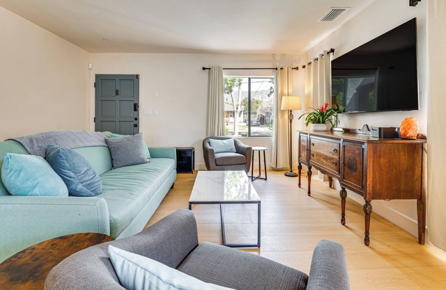 Updated Home w/ Private Deck, 1 Mi to Rose Bowl!
