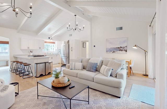Updated home with enclosed yard, deck, fireplace & grill - near lake & skiing