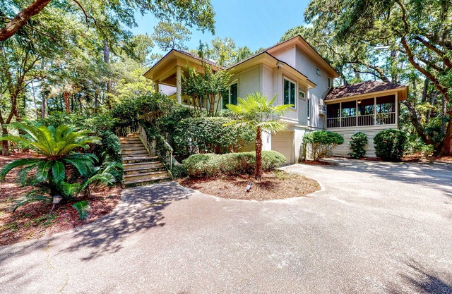 Updated island estate with serene lagoon views & 2 decks - bike to beach