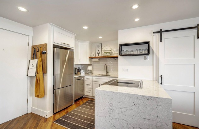 Updated Kirkland Condo near Marsh Park