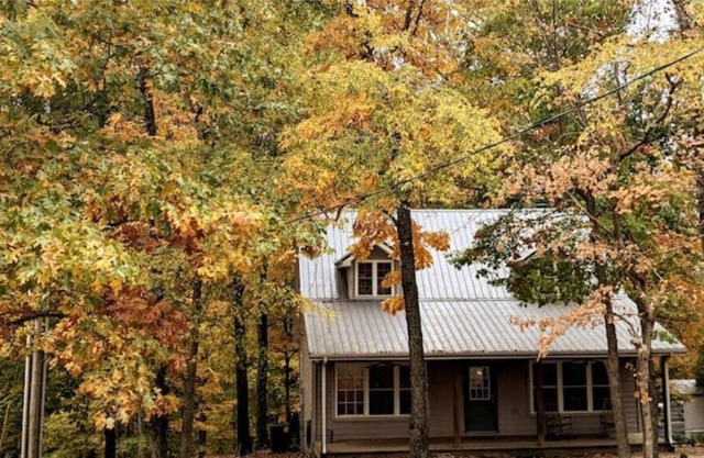 Updated lakefront cozy cabin on quiet cove