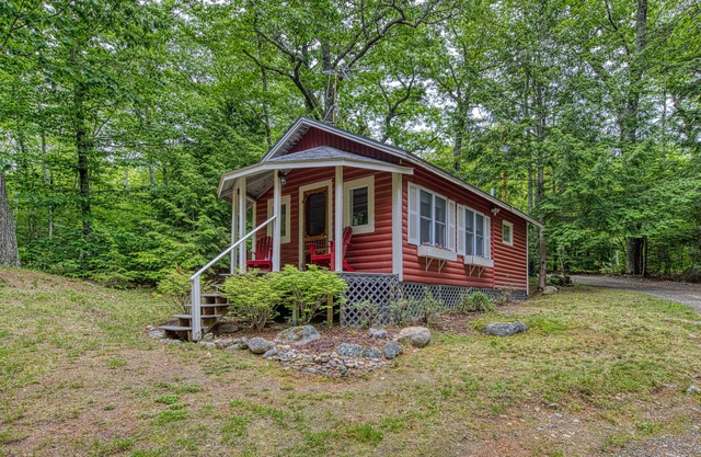 Chalet au bord du lac avec barbecue et quai à partager - près de l’Acadia