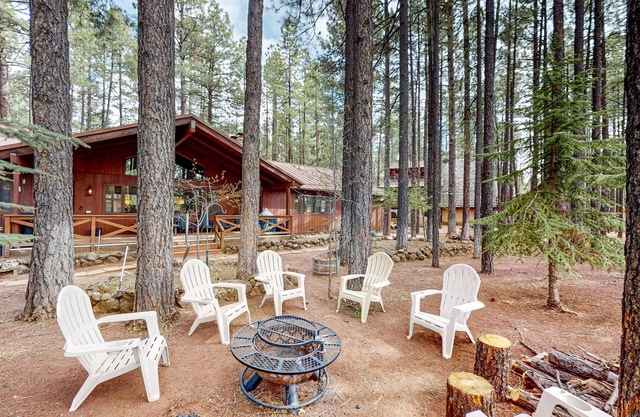 Updated Large Cabin with Golf Course views, a Private Hot Tub & Game Room
